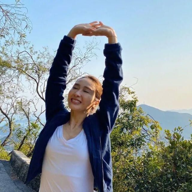  黎姿|48岁黎姿健身照刷屏，网友：自律的人，楚楚动人！