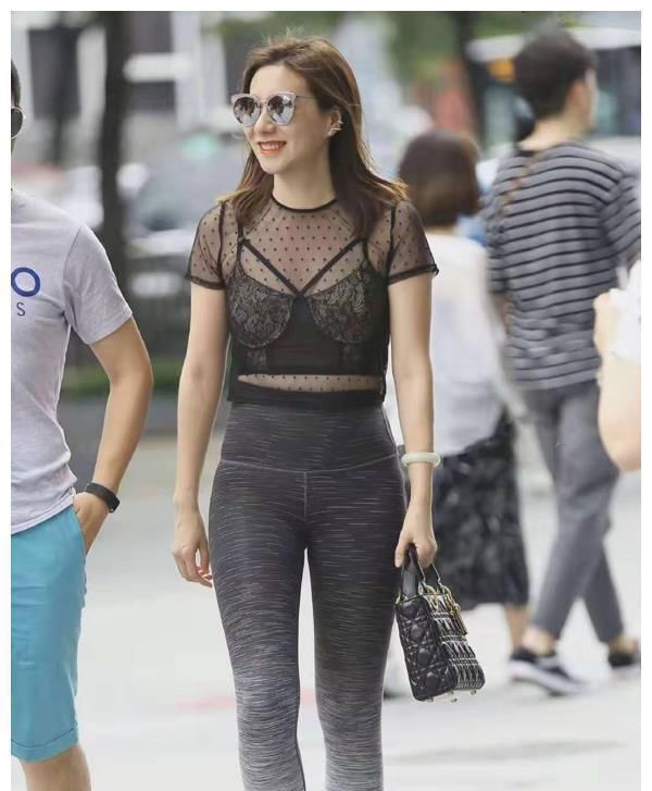  眼神|哥们眼神收一收，美女身边有人呢，考虑一下别人