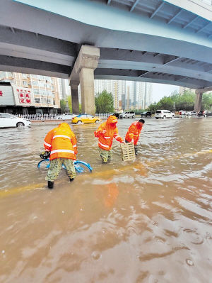 积水|“橙衣人”冒雨排积水