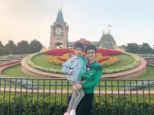  老公|45岁阔太金巧巧晒美照，3岁儿子长相似老公，一年学费14万？