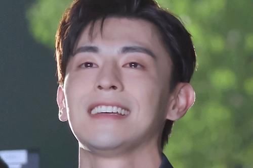  小胖|极挑收官邓伦哭得止不住，当镜头拍到他的小胖手时，忍不住笑了