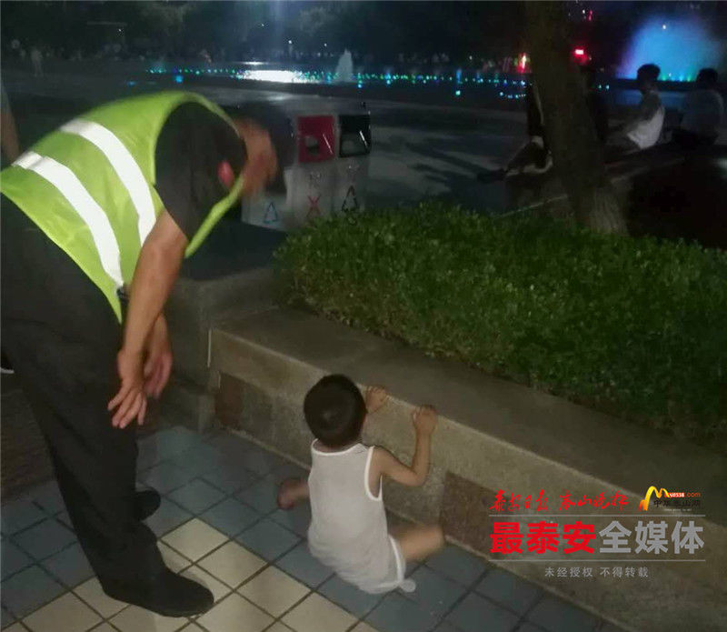  游玩|广场游玩孩子走丢 服务人员全力帮忙寻找