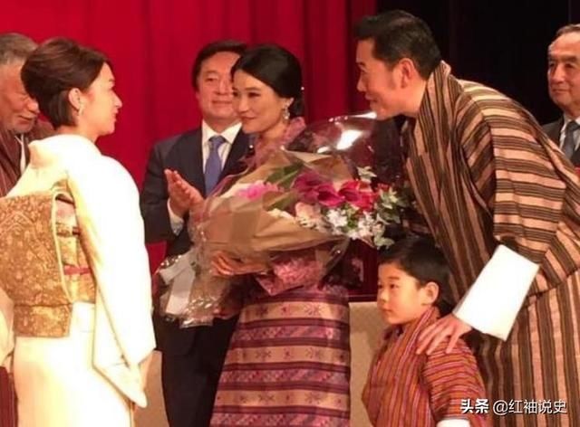  宫廷|30岁佩玛两幅面孔！宫廷晚宴时笑靥如花，面对不丹国王依旧高冷