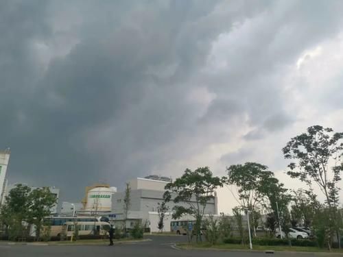  淋湿|金山突然“下开水”，你被淋湿了吗？