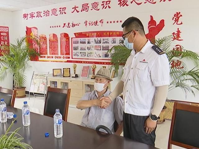  老人|暖心！老人公交车上丢包 司机接力30分钟找回