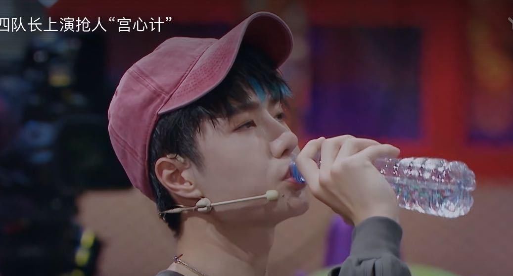  噎到|王一博《街舞》趴地上吃馒头，不嫌弃喝队友剩水，太干差点噎到