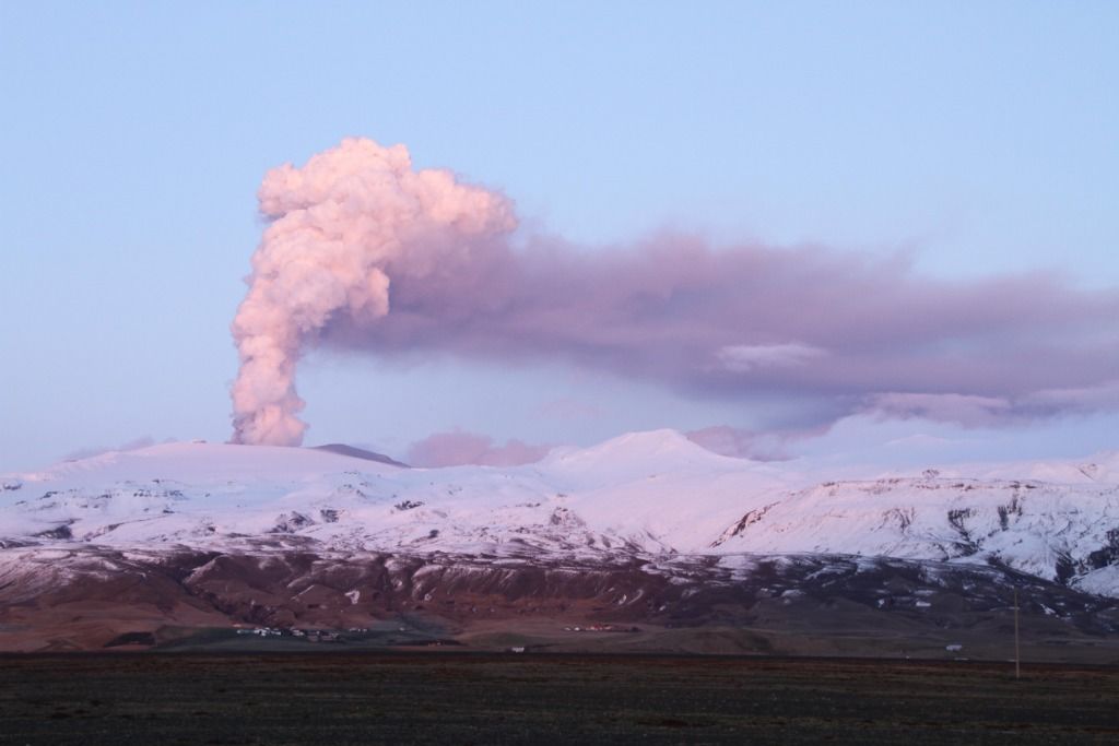 冰岛首都附近一座火山喷发