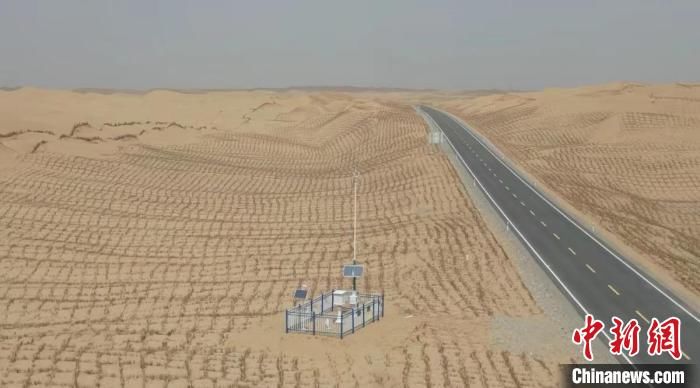 第三条塔克拉玛干沙漠公路启用智能气象站