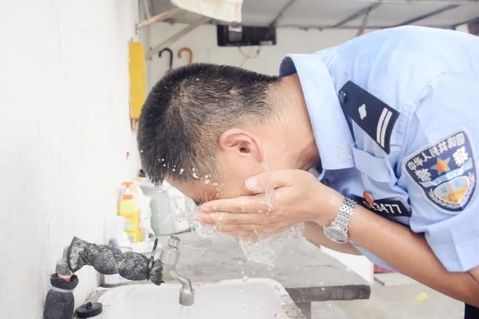  考点|党旗飘扬｜夏彭军：匆匆背影，守护学子平安