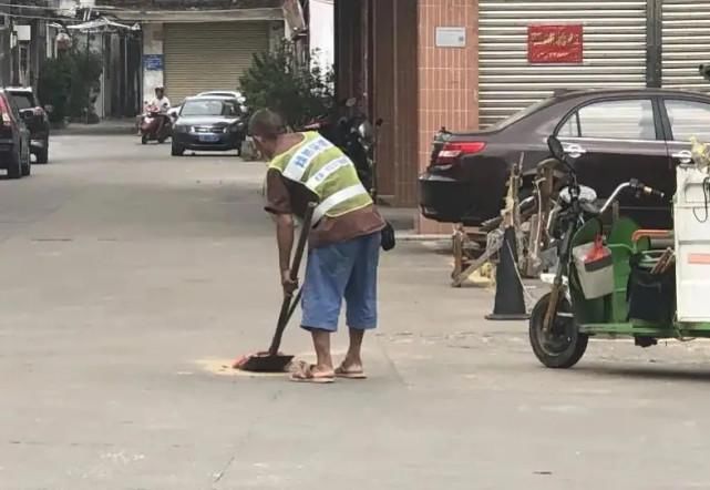  到底|12岁女孩遛人家的狗失控，绳索绊倒老人致死，责任到底是谁的？