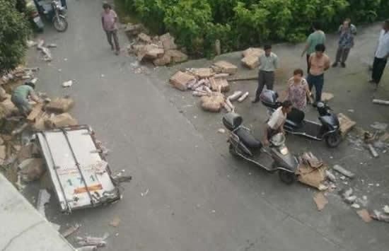 车祸|“别拿了！”车祸后7吨猪肉遭哄抢后续：政府已追回部分猪肉