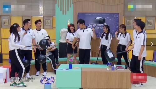 或许|蔡徐坤登台领奖时,谁注意到了baby浮夸的表情,导演组都没敢给其镜头