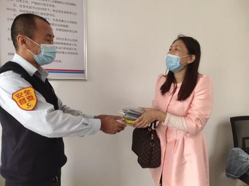 归还|捡到7部手机不动心 103路公交司机及时归还乘客