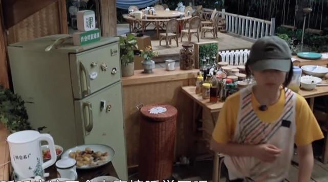  别人|别人都在收拾厨房，唯独吴昕不在，看到她在干啥，难怪没人喊她！