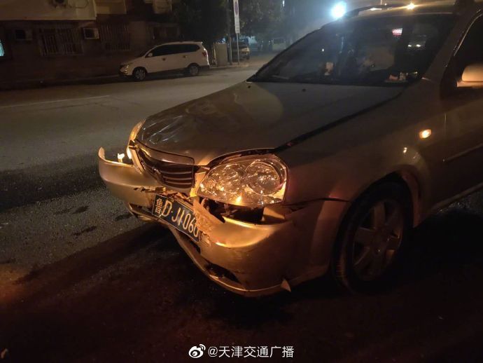  天津|天津 卫国道上四车追尾