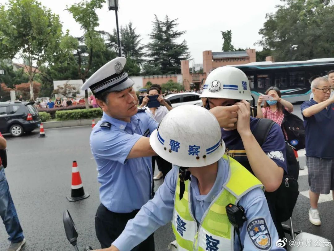  老师|高考第一天，监考老师上热搜！网友：忘带准考证的学生长大了……