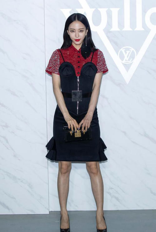  造型|杨颖好懂色彩搭配，黑白装简约低调，配个红色小包气质瞬间变高级