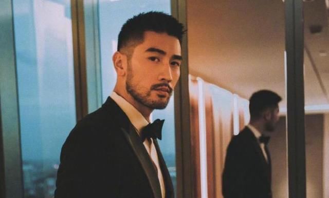  邓超|邓超晒照曝光明星日常百态，鹿晗陈赫累趴了，黄渤枕着救生衣睡着