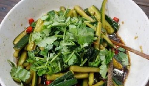  搅拌均匀|腌黄瓜时，腌好的黄瓜“软趴趴”？大厨教你做法，黄瓜脆爽入味