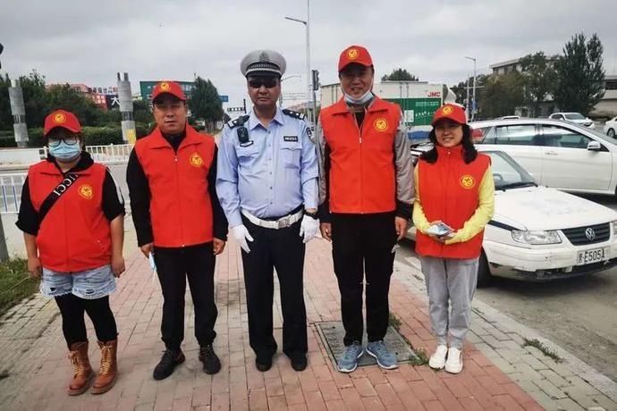 联合|减量控大 | 大庆交警联合志愿者开展文明交通劝导行动