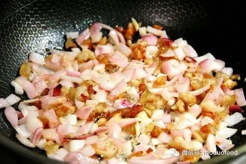 厨房|【魔多厨房】午餐系列:洋葱卤肉+圆白菜炒菜花+三色糙米