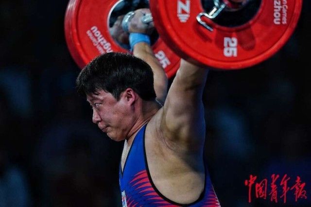 中国选手刘焕华摘得举重男子109公斤级金牌并打破两项亚运会纪录