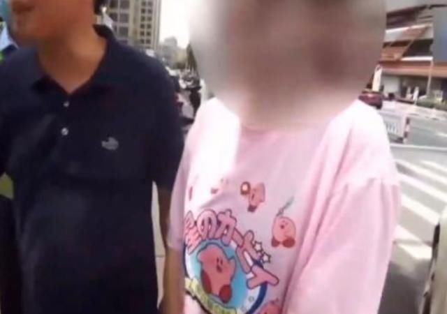  女孩|17岁女孩无钱赔付追尾轿车，遇路人凑款垫付，弯腰道谢：工资拿了就还