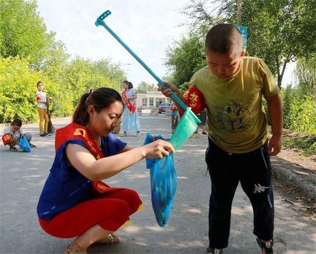 获赞|姐弟俩因“地铁坐姿”获赞无数,最好的富养,是孩子有教养