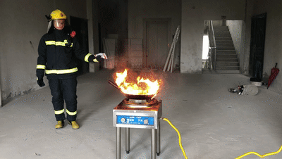 蓝朋友|20万网友围观女子炒菜，为何？