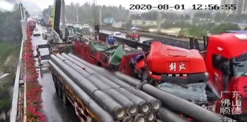  不当|顺德：事故车辆停靠不当 遭水泥柱瞬间捅爆驾驶室