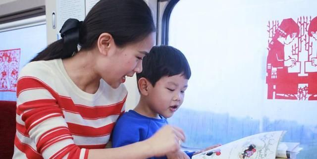 脸红|9岁儿子高铁作妖，妈妈：他只是孩子，5岁女孩回怼让妈妈直接脸红