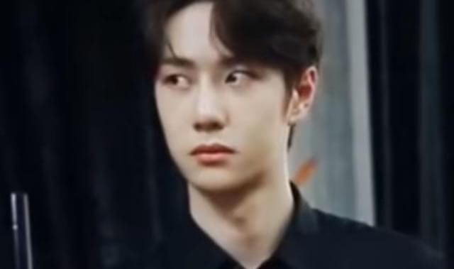  眼睛|王一博被“激光笔”照脸，黑粉全程跟随，差点都照到眼睛了！