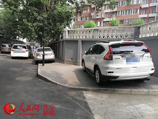 街道|西城德胜街道：人行步道装地桩 新明胡同变畅通