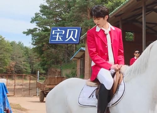  奔跑|《奔跑吧》郭麒麟谈斗地主，一旁蔡徐坤反应抢镜，是否有很多问号