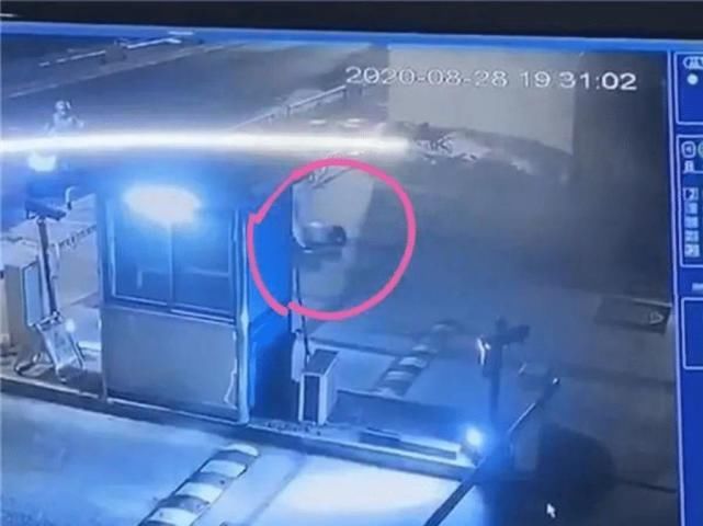 马路上|夜晚马路上，男子用砖砸死女友，在发朋友圈称：杀了她，不后悔