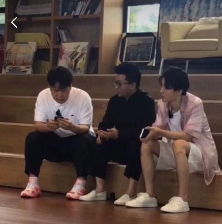  清爽|王俊凯《中餐厅4》造型曝光，干净又清爽！但状态惹人心疼，好瘦