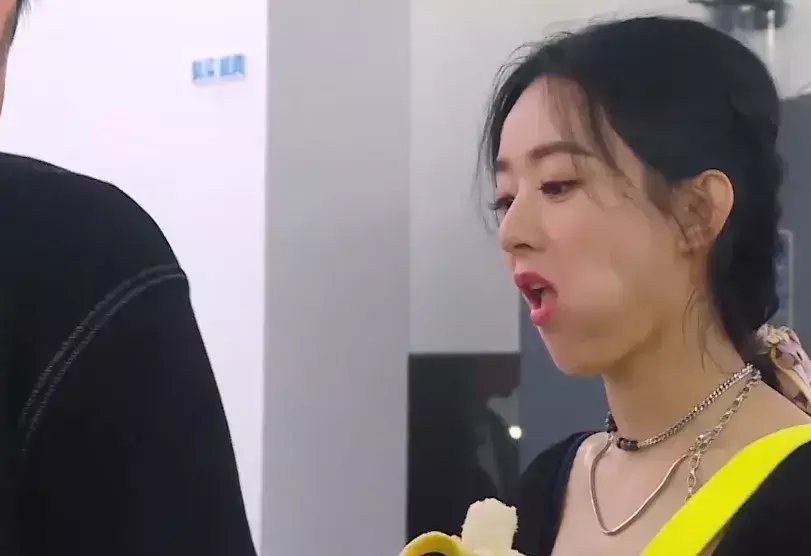  糟糕|赵丽颖《中餐厅》把刨冰吐回碗里，边数钱边吃饭，生活习惯太糟糕