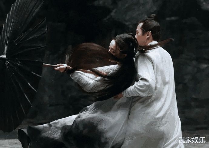  惊恐|《影》中小艾一瞥，能看出她的惊恐，看到了什么景象？