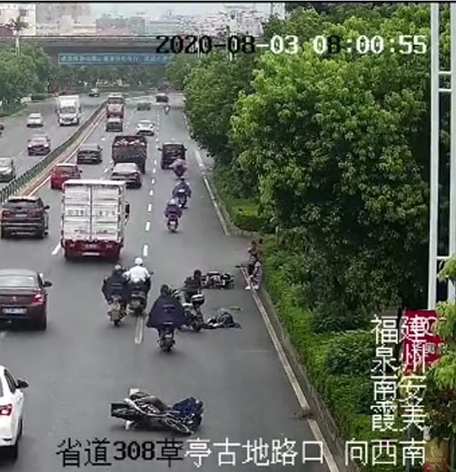  雨天|10分钟4辆电动车滑倒，雨天路滑注意安全