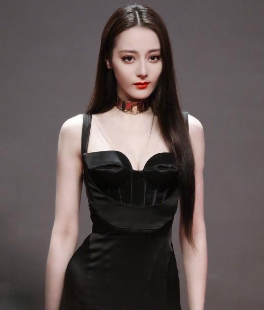  走在红地毯|迪丽热巴穿开叉裙走红毯，高开叉长裙养眼迷人，大秀曼妙婀娜身姿