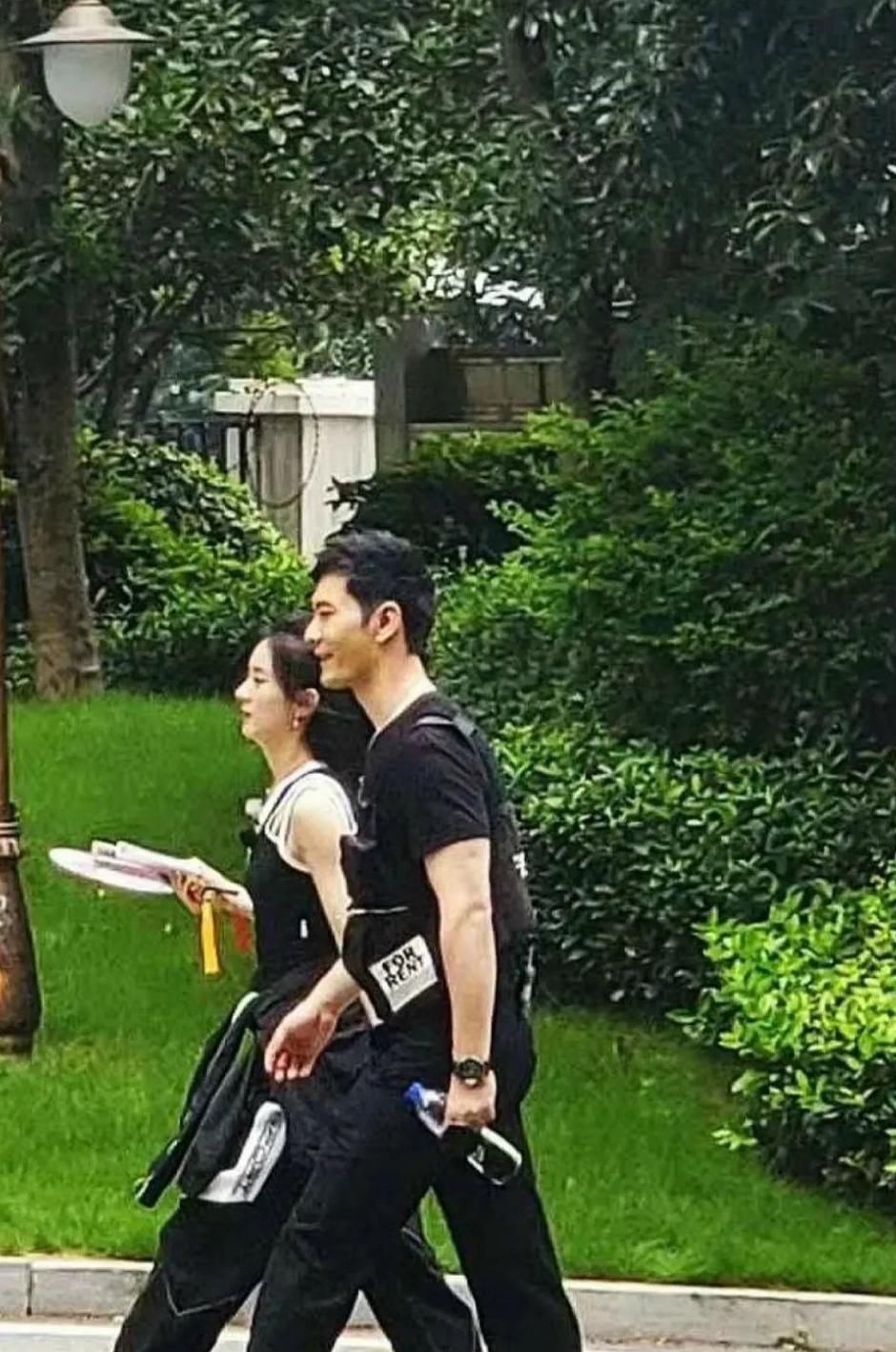  路透|赵丽颖《中餐厅》路透，穿小背心显好身材，看到小孩后母爱爆棚