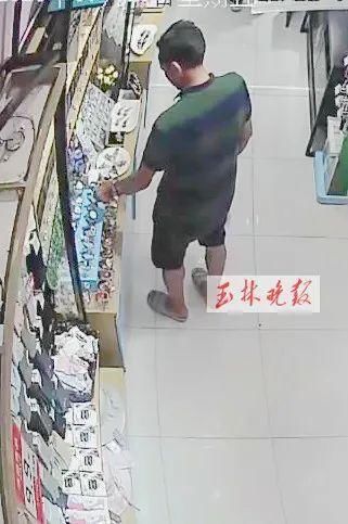 发现|一男子万达广场内偷手表，不料被监控拍下！原来是5进宫的“老手”