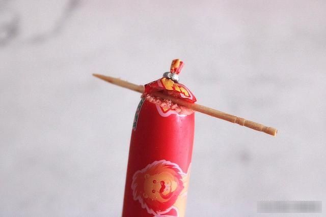 接下来我们|吃了这么久火腿肠,才知道按一下这地方,外皮一碰就开了,真简单