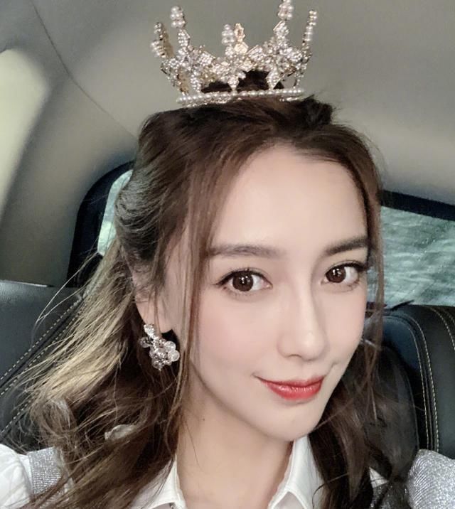 头戴|baby戴“水晶冠”亮相跑男,细看她的妆发造型,确定不是来选秀?
