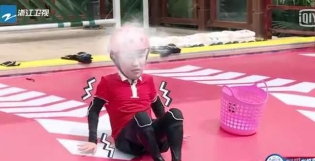  作到|跑男历史上最作的男嘉宾，娘里娘气作到停不下来，导演都看不下去