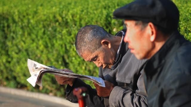 农村|农村爷爷的报纸：农村50多岁的老人，三样“不得已”的事，怪谁呢