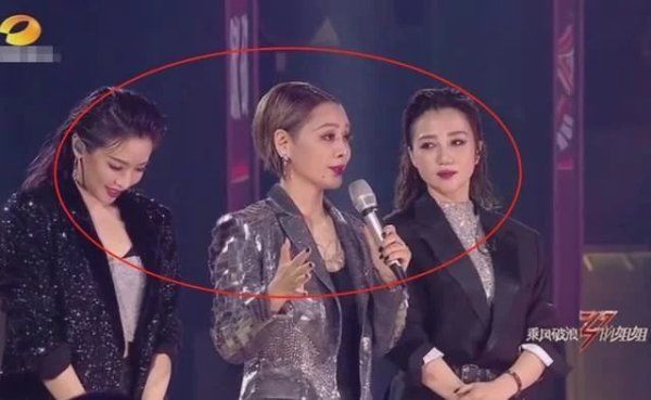  宁静|宁静《浪姐》公演首秀，节目组无打光镜头下，哪像是个快50的人