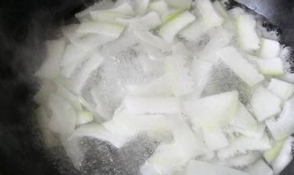 入秋|入秋后多给孩子做它吃,鲜香又美味,上桌后连汤都剩不下