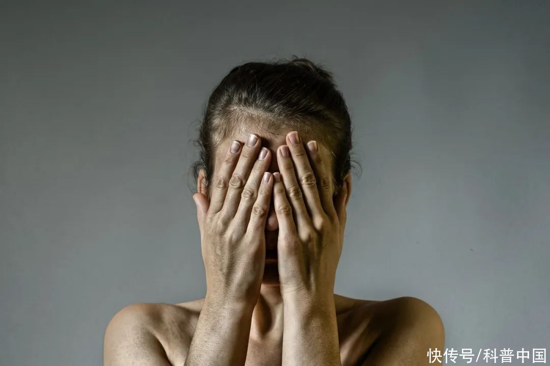 美丽羞耻症怎么克服(当代女性陷入“精致羞耻症”，为何如此难以克服？)