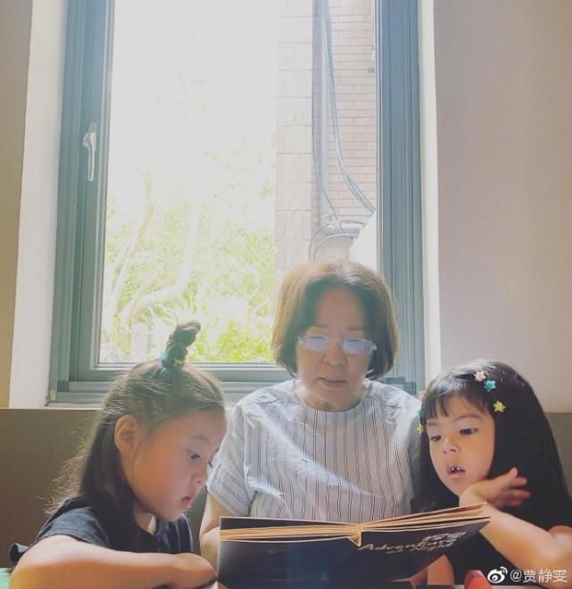  贾静雯|贾静雯晒与两女儿自拍照 波妞换牙门牙缺一颗呆萌可爱